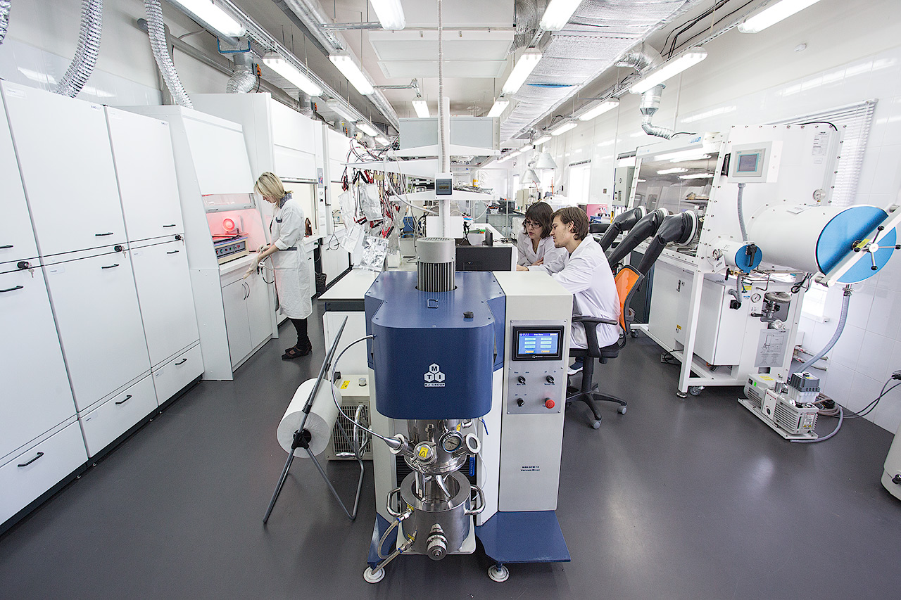 Single-Walled Carbon Nanotube Research and Development